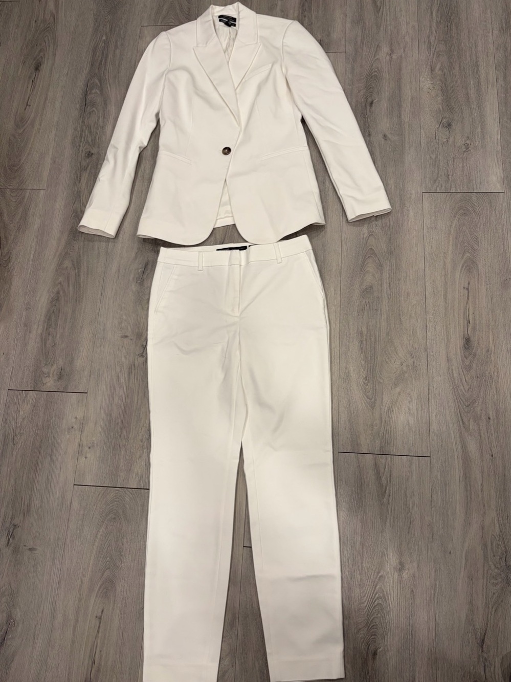 RW&CO. Signature Fit. White Pantsuit Size 2